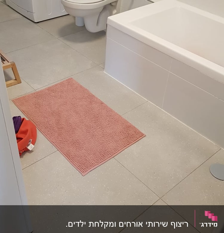 חדר אמבטיה עם רצפת אריחים חדשה ושירותים מותקנים